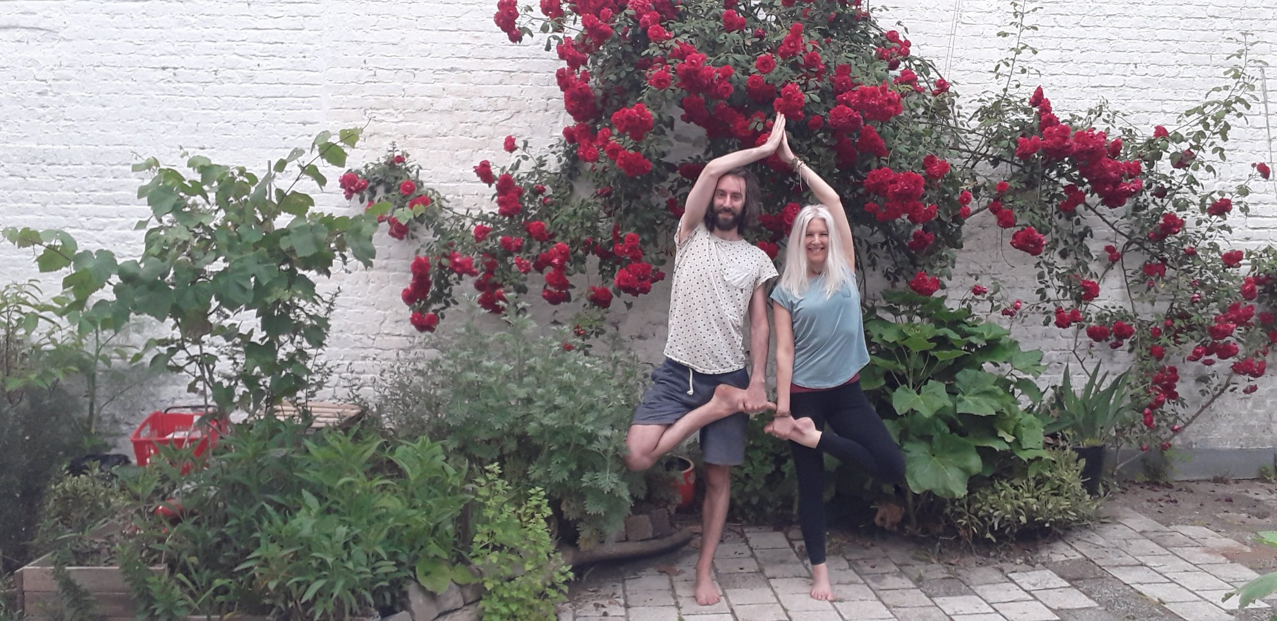 Quand Ariel est interviewé à la radio sur le Yoga, il parle de transmission d’humains à humains